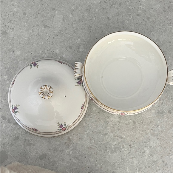 Wedgwood Markham Vegetable Tureen - Picture 2 of 4